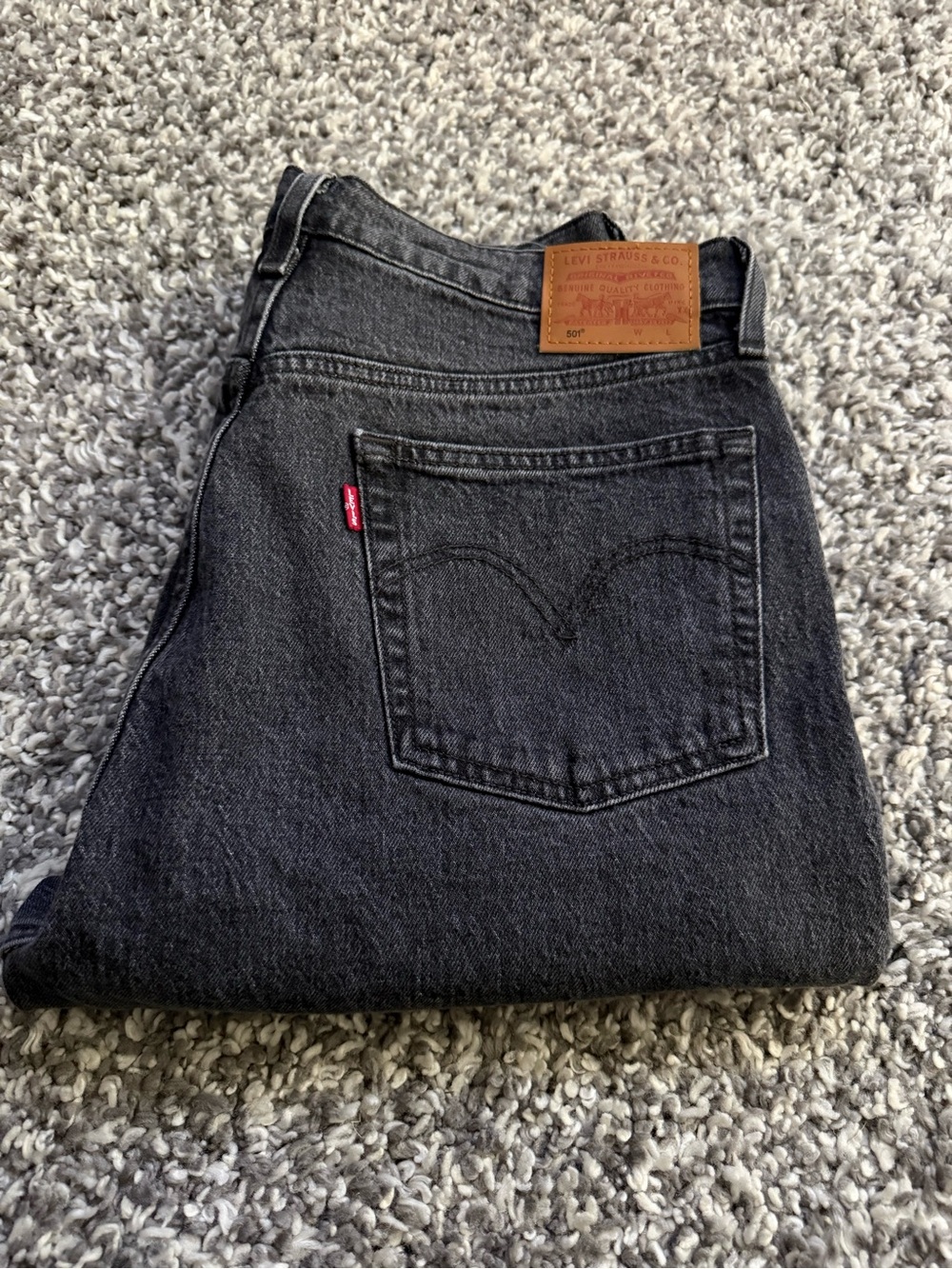 Levi's woman's Black Denim capris Jeans - Classic Back Pocket Style